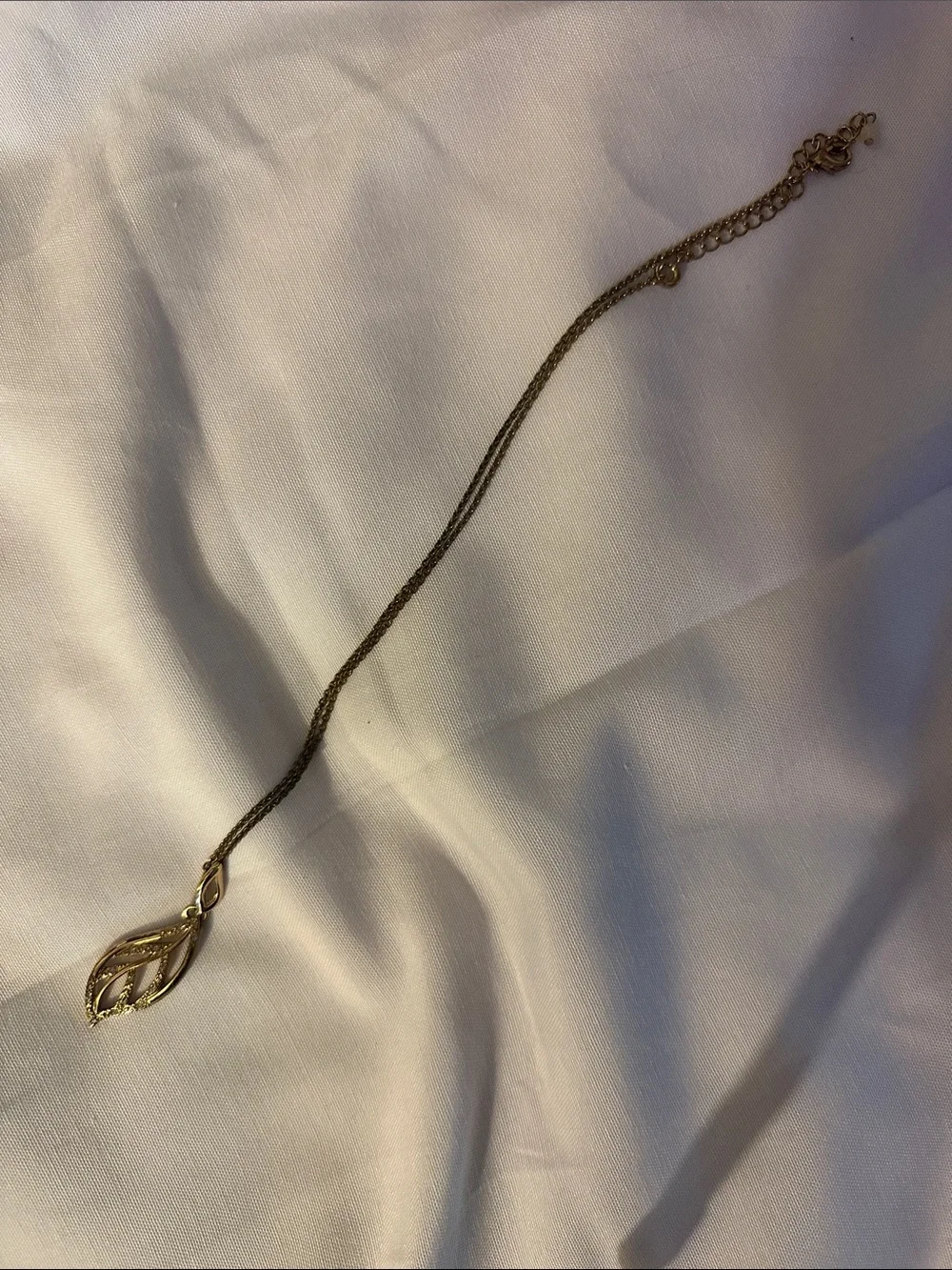 Avon Gold-Tone Leaf Pendant Necklace Set - Picture 4 of 5